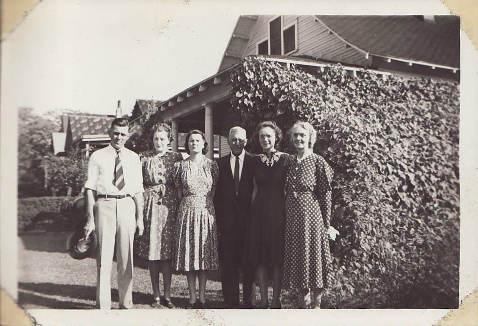<I>Stewart:</I> Stewart Family, 284 Bullington Ave., Memphis, Tennessee - October 1940